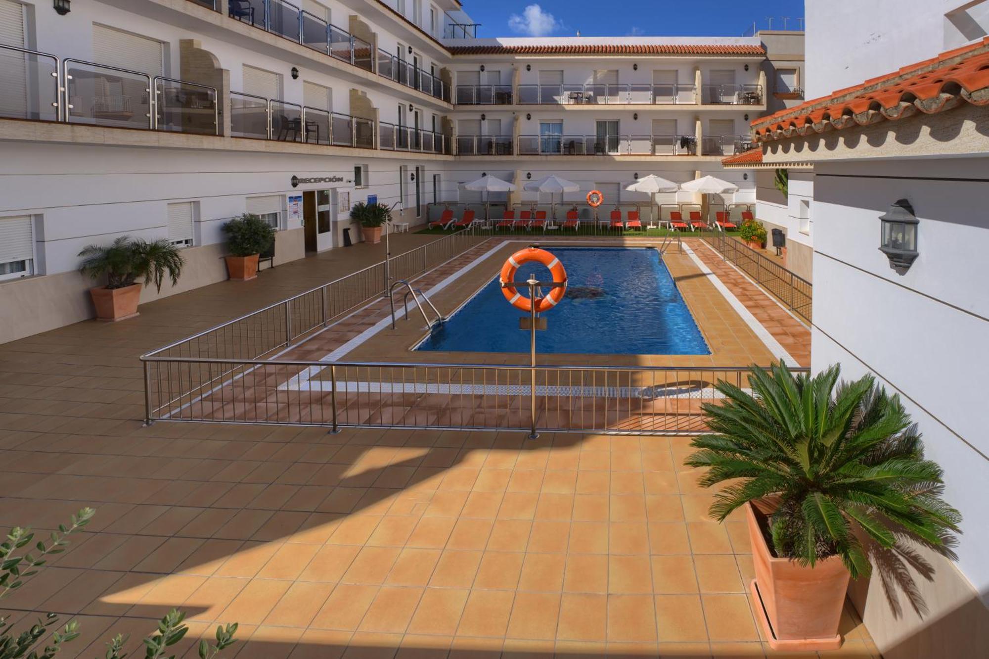 Hotel Apartamentos Loto Conil Conil De La Frontera Luaran gambar